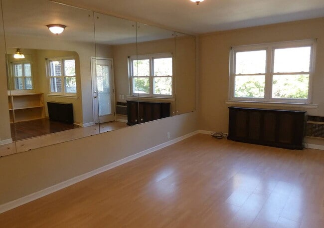 Building Photo - "Spacious 3-Bedroom Gem with Granite Accen...