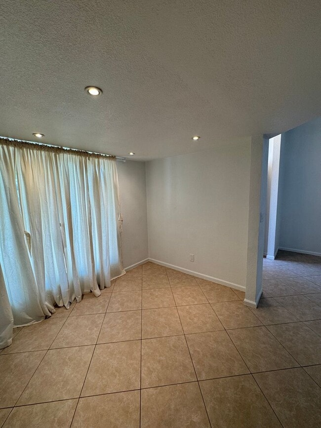Building Photo - 2-Bedroom Condo in Prime Mesa Location!