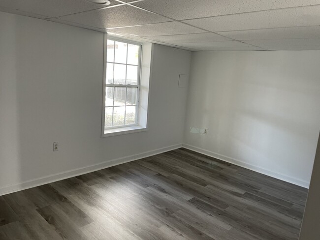 Building Photo - Move in Ready Jackson Hts Townhome!!