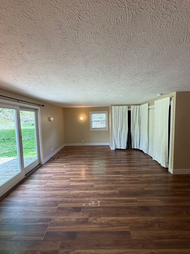 Building Photo - Secluded & Charming 3BR/1BA in Lansing — Section 8 Approved