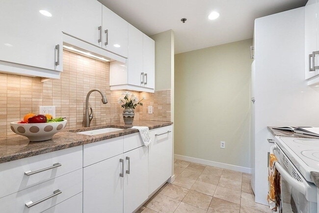 Building Photo - "Spacious 2-Bed Retreat with Granite Touches & Pool Access in Cambridge's Heart!"