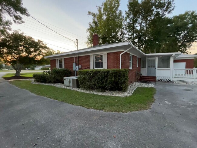 Building Photo - 5bd/2ba Remodeled Brick Ranch Home with Spacious Private Yard