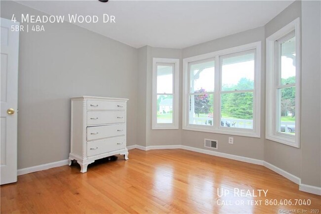 Building Photo - 4 Meadow Wood Dr