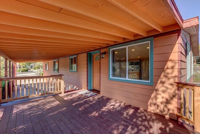 Building Photo - Spacious 2 Bedroom Home Near Willow Lake!