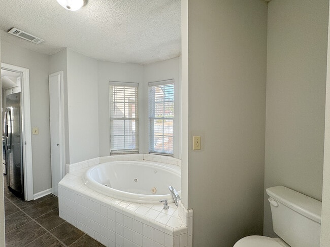 Building Photo - 8 Clayton Ln