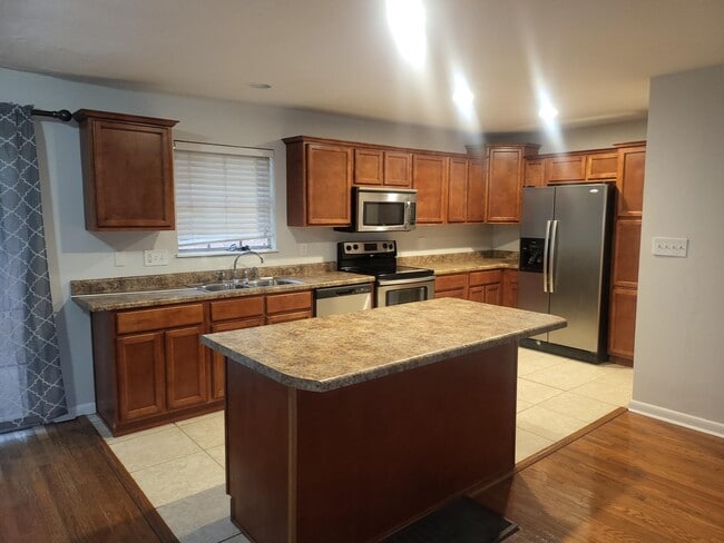 Building Photo - 1540 Pine View Dr