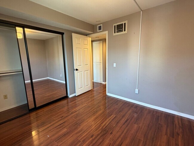 Building Photo - 2828 Famosa Blvd