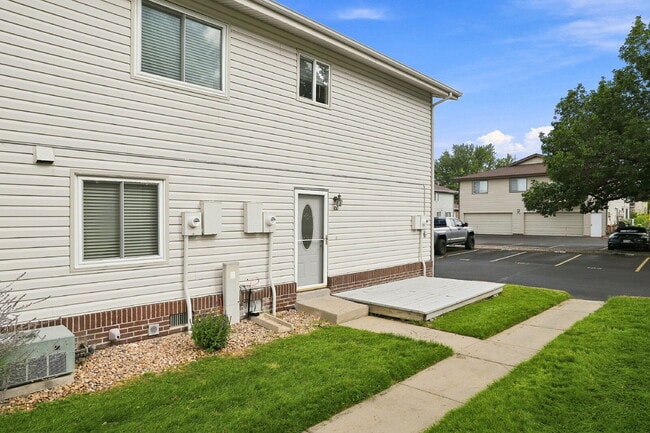 Building Photo - $1,945.95 with $300 Off the first month's rent, 2 Beds - 1 Bath, Single Family Home in Lakewood w...