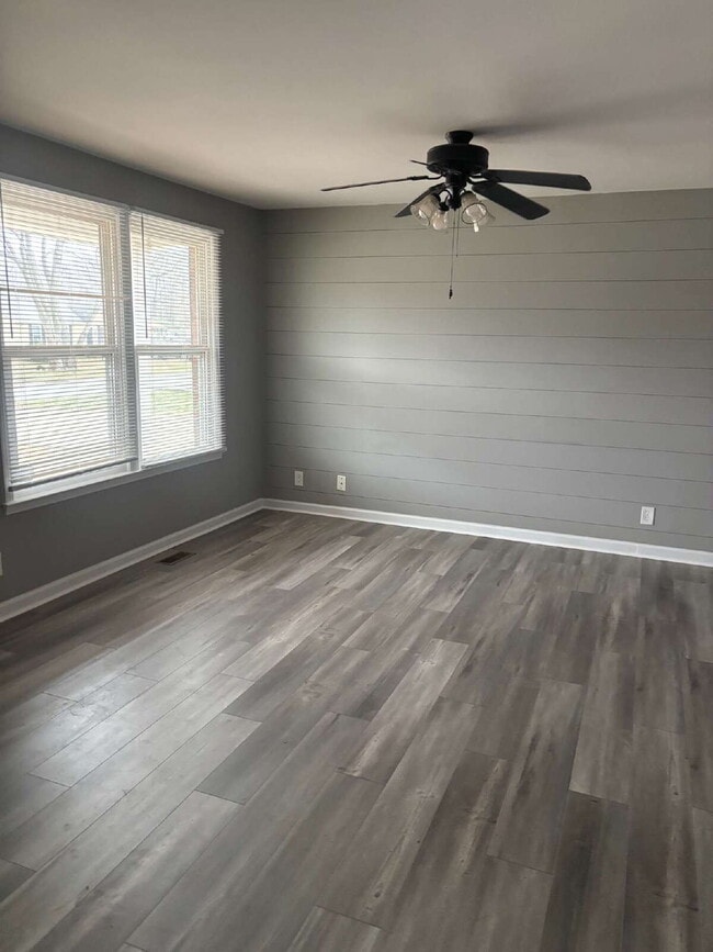 Building Photo - 392 Roselawn Dr