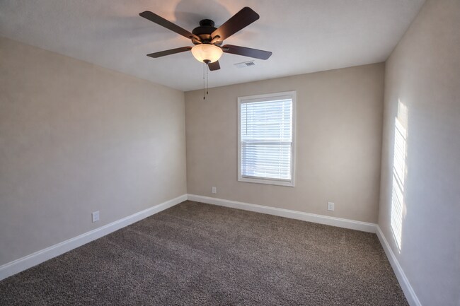 Building Photo - Modern 3 Bedroom Townhome in Prime Location