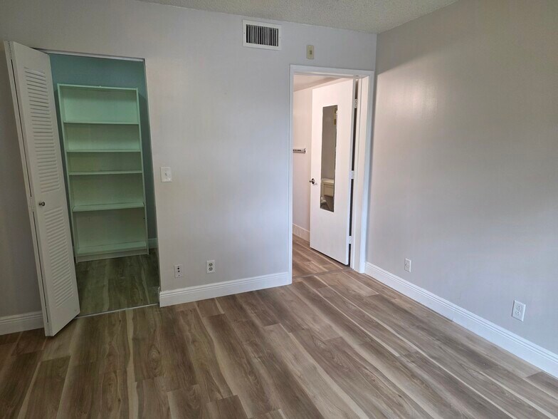 Master bedroom - 2222 N Cypress Bend Dr