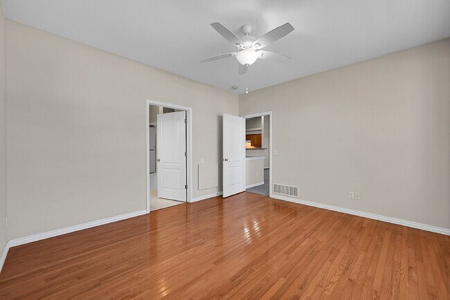 Building Photo - $2,095.00, 3-bed + Bonus room, 2.5 bath, l...