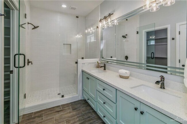 Building Photo - 13 Magnolia St