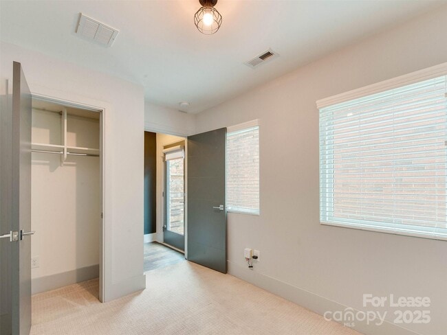 Building Photo - 225 Domain Way