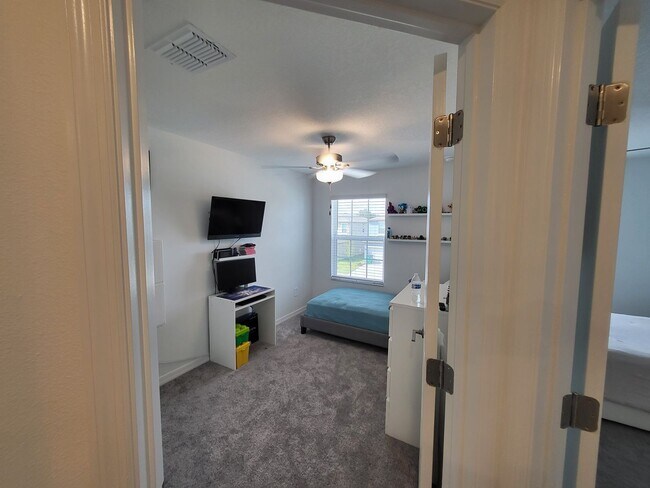 Building Photo - Available Now : Charming 3 Bed, 2 Bath Townhome in a Prime Location