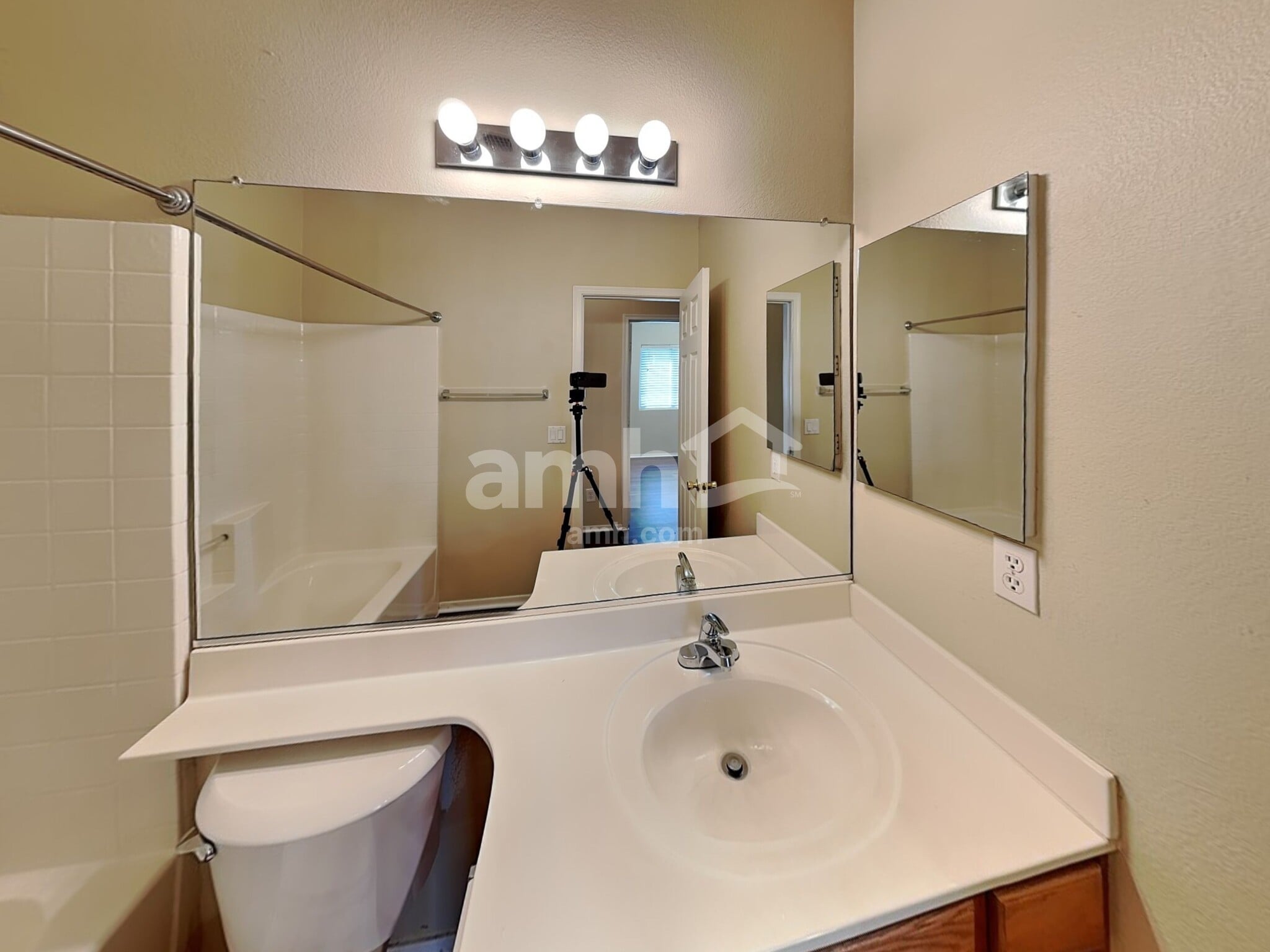 Building Photo - 14216 W Columbus Ave