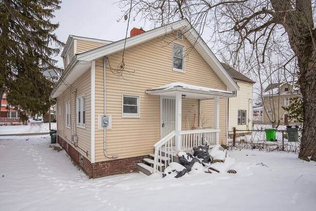 Building Photo - 4 BED 1 BATH UNIT IN GARFIELD HEIGHTS