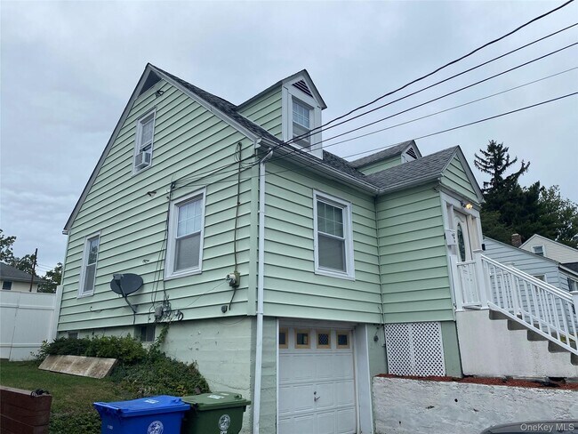 Building Photo - 7 Woods Pl