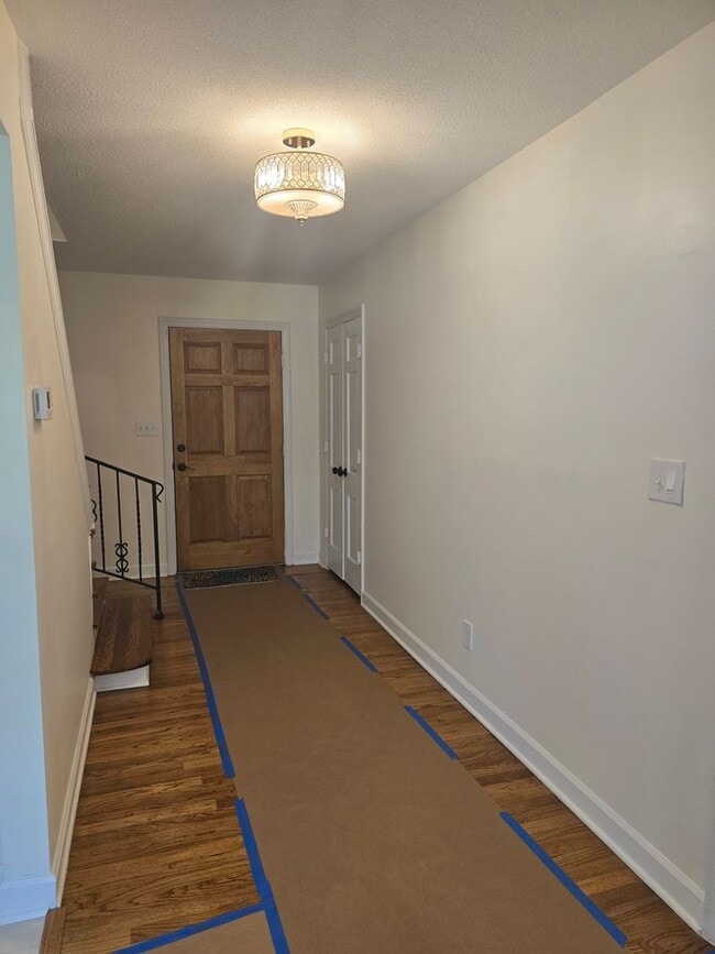Building Photo - NEW LISTING!!!!!