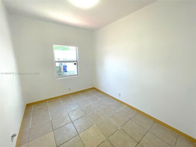 Building Photo - 456 S 20th Ave