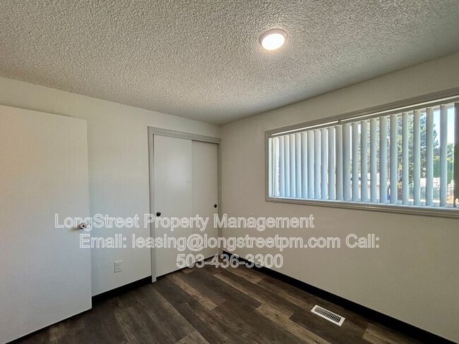 Building Photo - 794 SW Orchard Pl