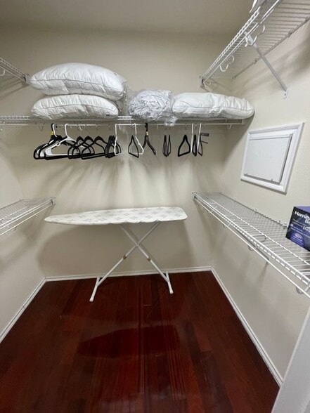 Building Photo - 5730 Baldwin Elm St