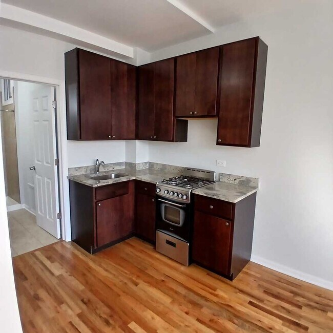 Building Photo - 7606 N Paulina St