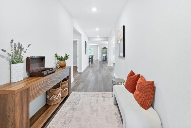 Building Photo - 1024 Saker Falcon Dr