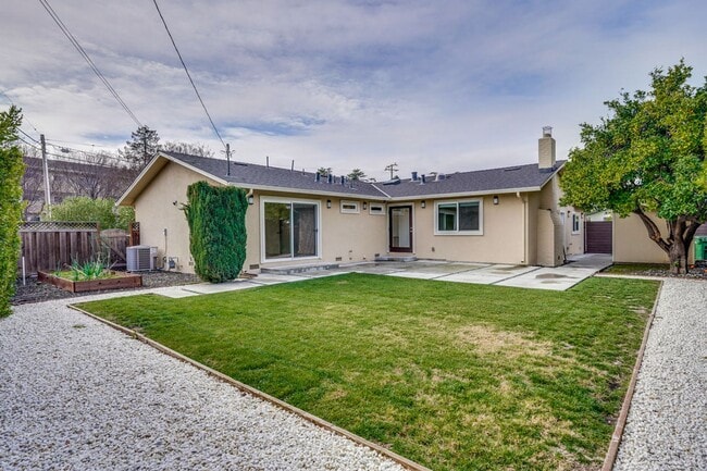 Building Photo - Gorgeous 4 Bed 3 Bath House on a Corner Lot!