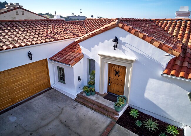 Building Photo - 7080 Via del Mar