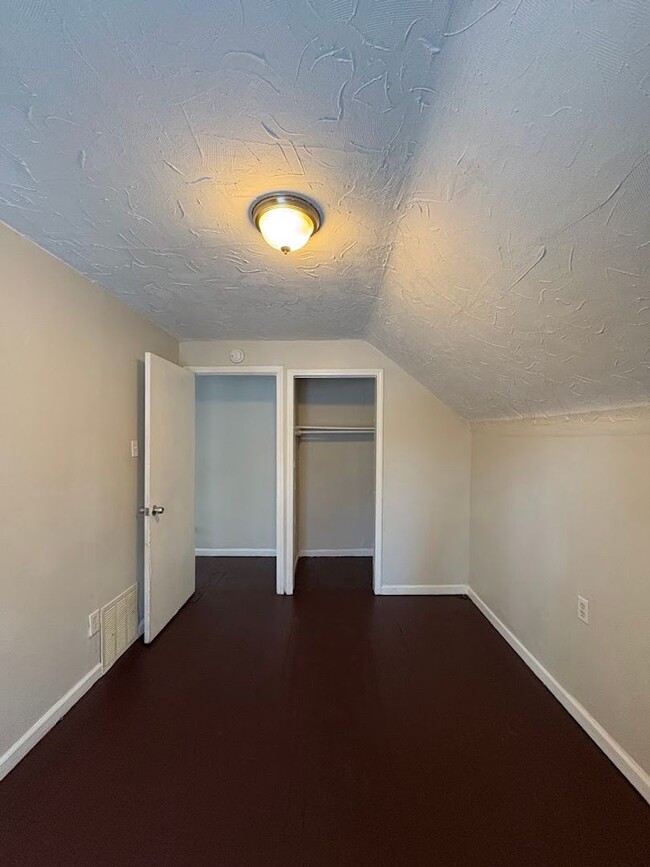 Building Photo - Three bedroom one bathroom home for rent