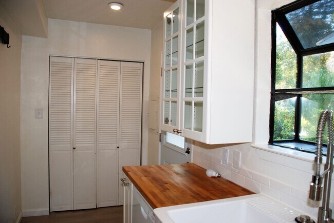 Building Photo - 52 Tamalpais Ave