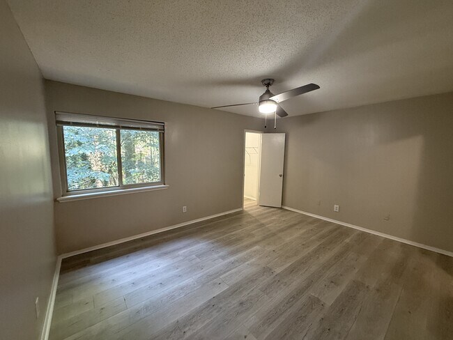 Building Photo - 6473 Klinect Ct