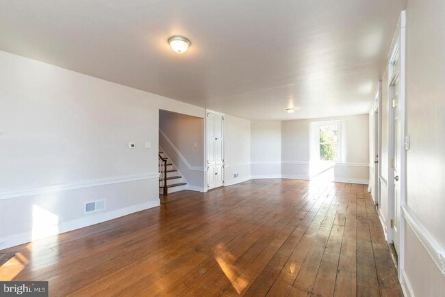 Building Photo - 211 Gale Ln