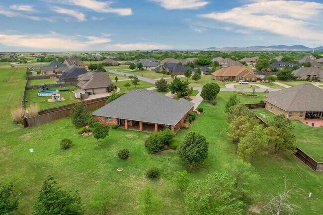 Building Photo - Amazing Home in Desirable Location