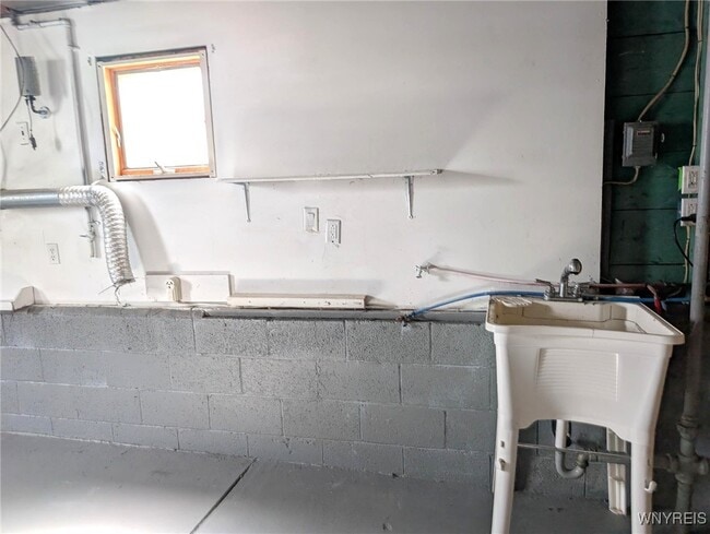 Building Photo - 881 Highland Ave