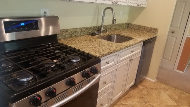 Building Photo - "Charming 2-Bed Condo Retreat in Oxon Hill...