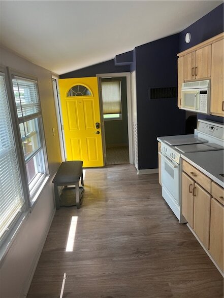 Building Photo - 2331 Edgemere Dr