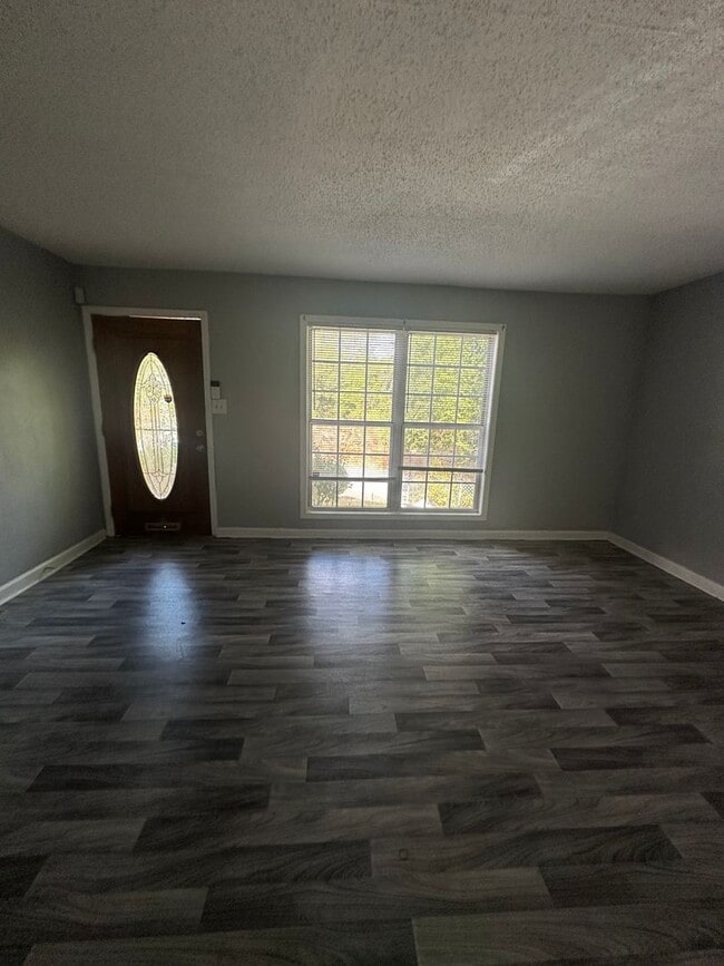 Building Photo - 3 bedroom 2 bath renovated home with a huge family room!