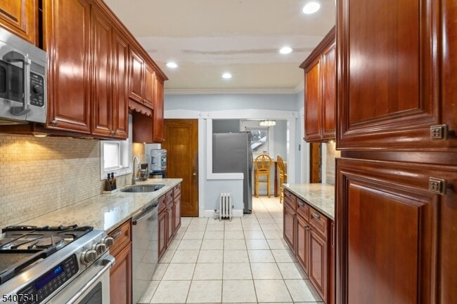 Building Photo - 199 E 7th St