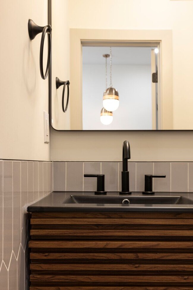 Building Photo - Your Next Home Awaits – Spacious & Beautiful Apartment in North Philadelphia!