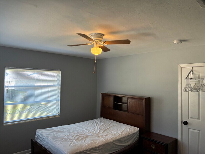 Building Photo - 4584 Park St