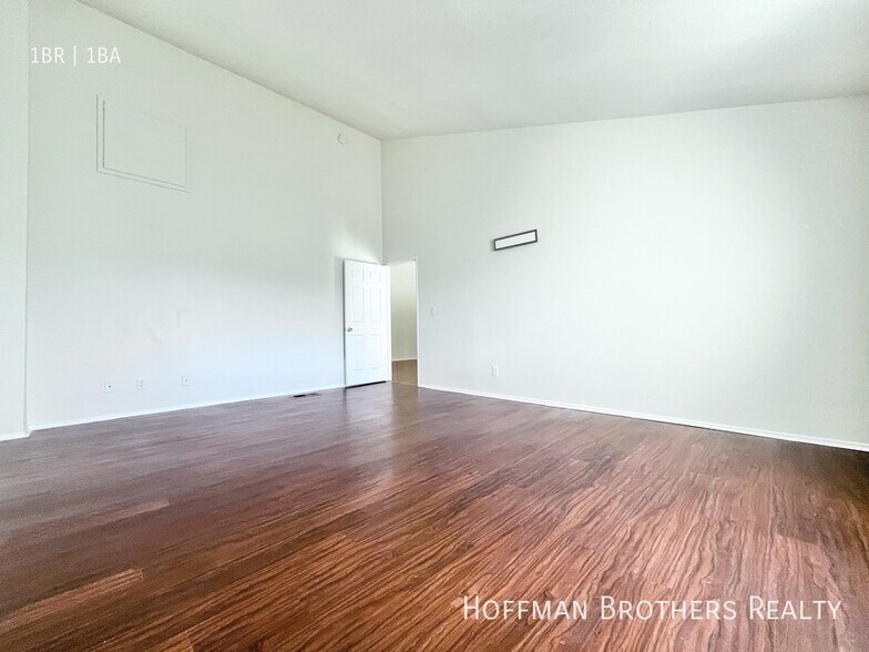 Building Photo - 5245 Riverton Ave