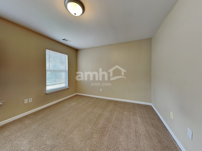 Building Photo - 11 Knoll Ridge Dr