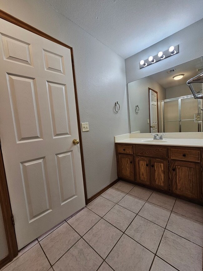 Building Photo - (3) Bed/(2) Bath in Moore Avail NOW!