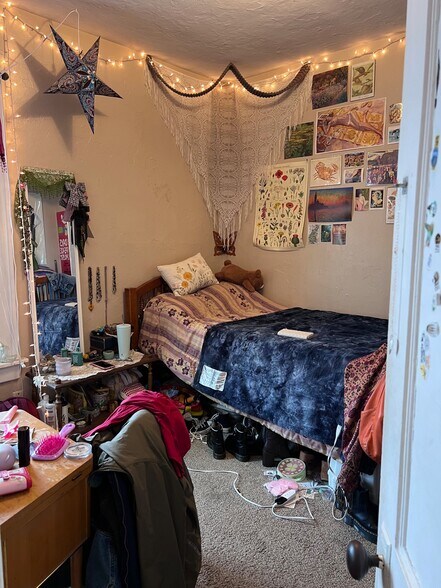 Building Photo - 3431 N Bartlett Ave