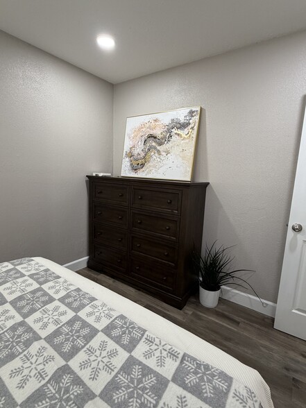 Building Photo - 806 Coyote St