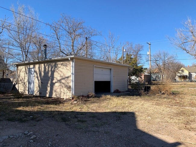 Building Photo - 2 Bed 1 Bath with 2-Car Detached Garage