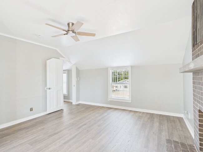 Building Photo - Gorgeous 4/3 in Quiet Neighborhood Utiliti...