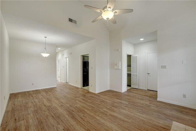 Building Photo - 1910 Robbins Pl